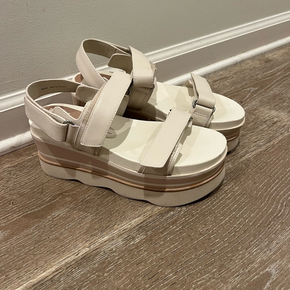 Dolce Vita Cream Sandals with Elegant Design